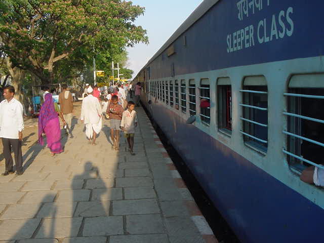 Королева Индия-знойная красавица - Страница 6 India-train-stopped_at_station
