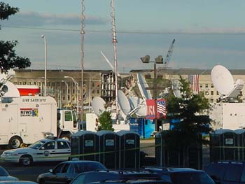Pentagon-behind_news_trucks
